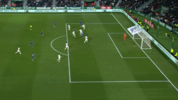 巴里·邦兹在 2004 年赛季获得了惊人的 232 次保送，其中故意四坏高达 120 次